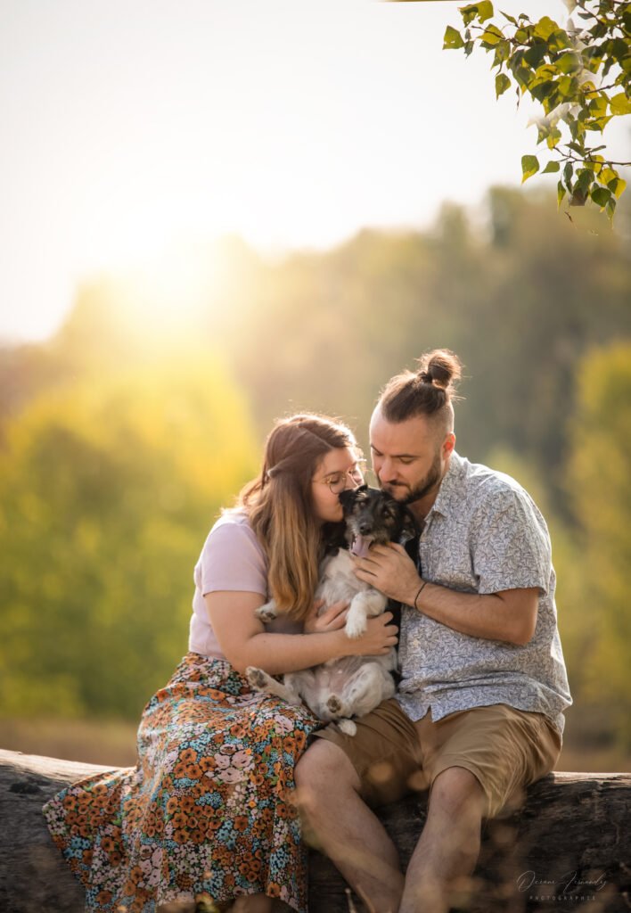 Couple avec petit chien Petit chien croisé jack Russel avec son couple de propriétaire